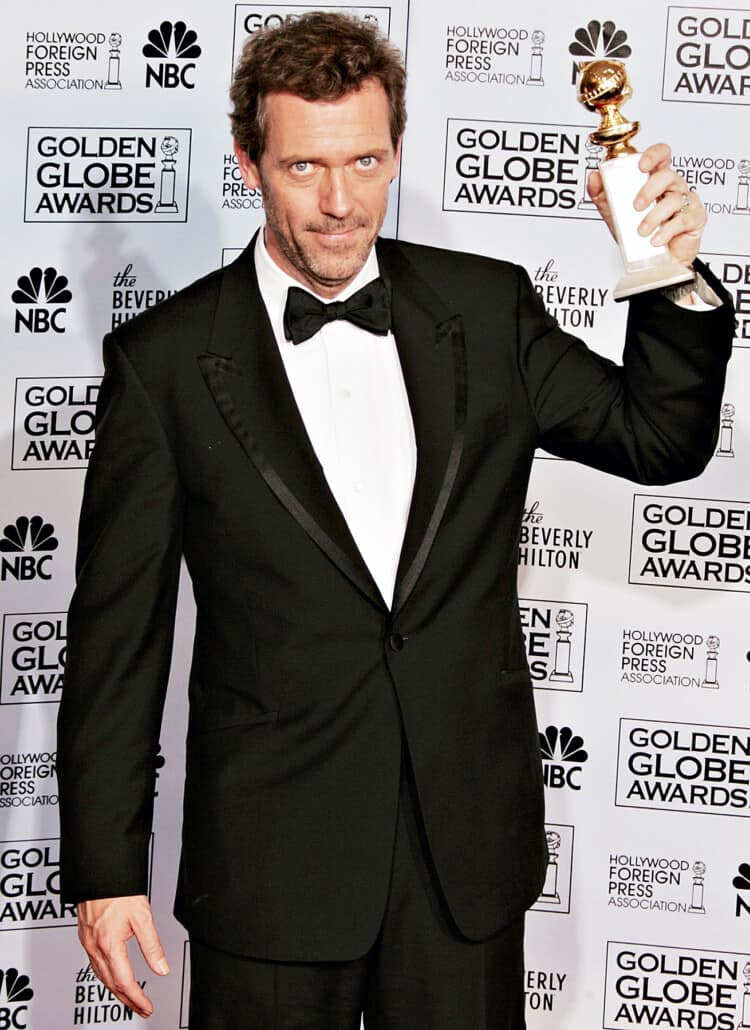 Hugh Laurie na sobě střižené sako, což je něco, co možná znáte z blejzrů