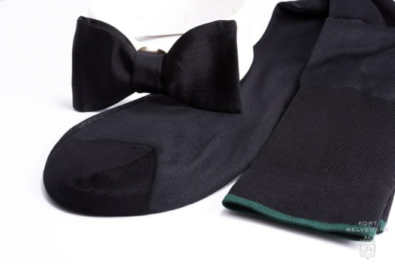 Tyto černé hedvábné ponožky přes lýtka z Fort Belvedere vhodně doplní každý black-tie nebo white-tie komplet.