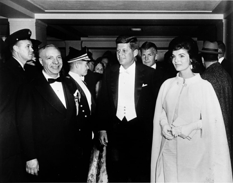 John F. Kennedy em seu baile de posse, 20 de janeiro de 1961 - Jackie parece a peça em seu vestido de corpo inteiro ao lado do conjunto de gravata branca de JFK