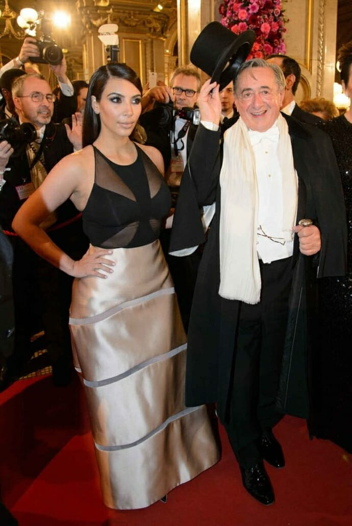 Kim Kardashian a sauté les gants mais portait une robe longue mais maintenant un collier