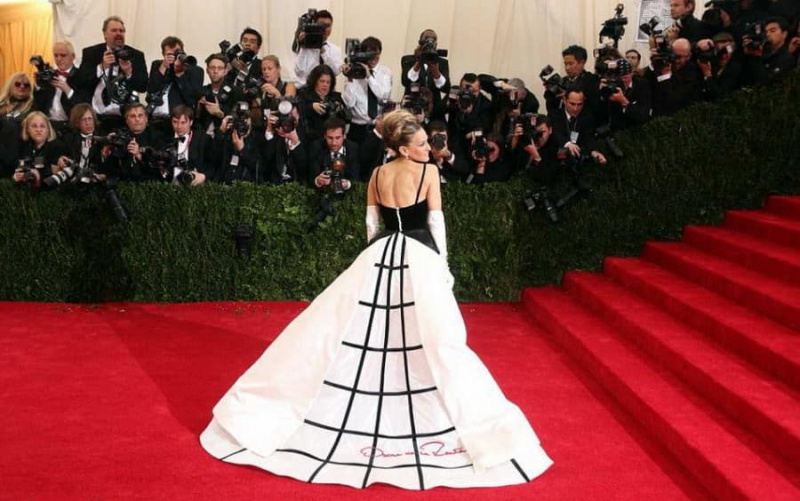 Sarah Jessica Parker em vestido Oscar de la Renta - ela insistiu na marca
