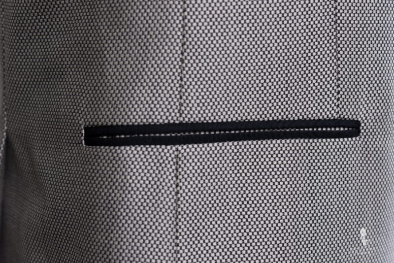 Um bolso no quadril (mostrado aqui em uma jaqueta com um tecido estampado).