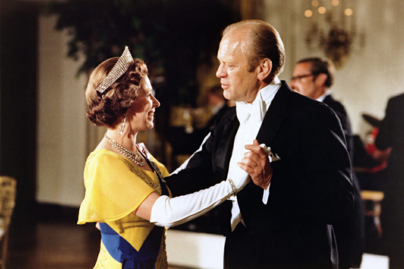 Prezident Gerald Ford v bílé kravatě tančí na státní večeři v roce 1976 s královnou Alžbětou II.