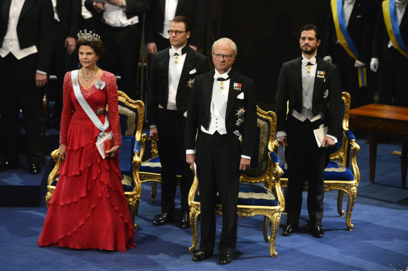Lors de la cérémonie de remise des prix Nobel : la reine Silvia, le prince Daniel, le roi Carl Gustaf XVI et le prince Carl Philip de Suède portent tous une cravate blanche avec des ordres