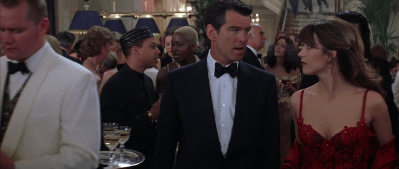 Pierce Brosnan dans le rôle de James Bond dans un smoking en mohair mélangé