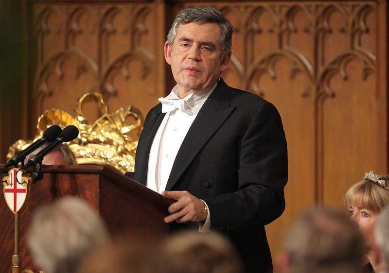Gordon Brown en cravate blanche