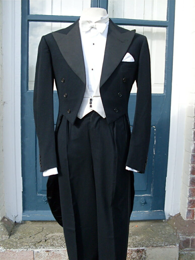 Terno de gravata branca por Huntsman 1948 com tachas escuras e botões de colete combinando