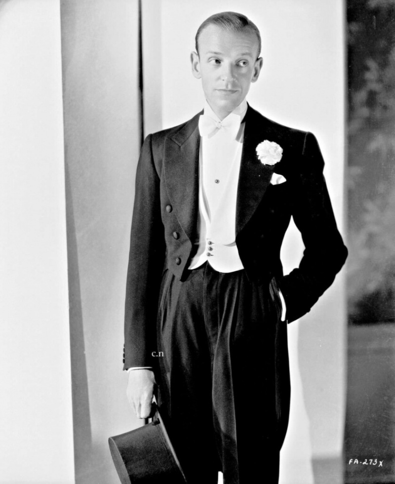 Astaire de gravata branca com um único botão de camisa e três botões de colete