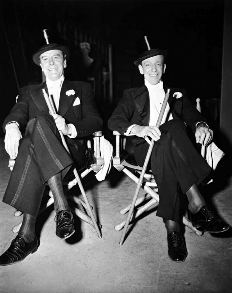 Jack Buchanan com meias de seda com nervuras e sapatos derby em gravata branca, Fred Astaire com oxfords captoe cruzados ambos em gravata branca