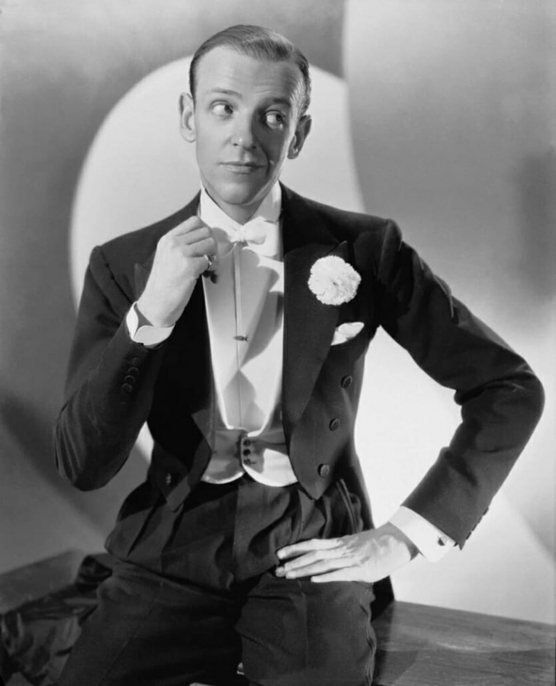 Fred Astaire valkoisessa solmiossa - huomaa yksihelminäppi, iso neilikannappi, korinkudotut silkkinapit, pyöristetyt liivin kärjet koristenapeilla
