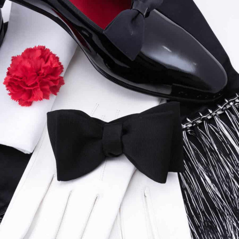 Musta rusetti Silk Faille Grosgrainin kanssa Red Carnation Boutonniere ja iltahuivi mustalla _ Valkoinen silkkisatiini ja musta mekkokengät valkoisilla vuoramattomilla nahkakäsineillä