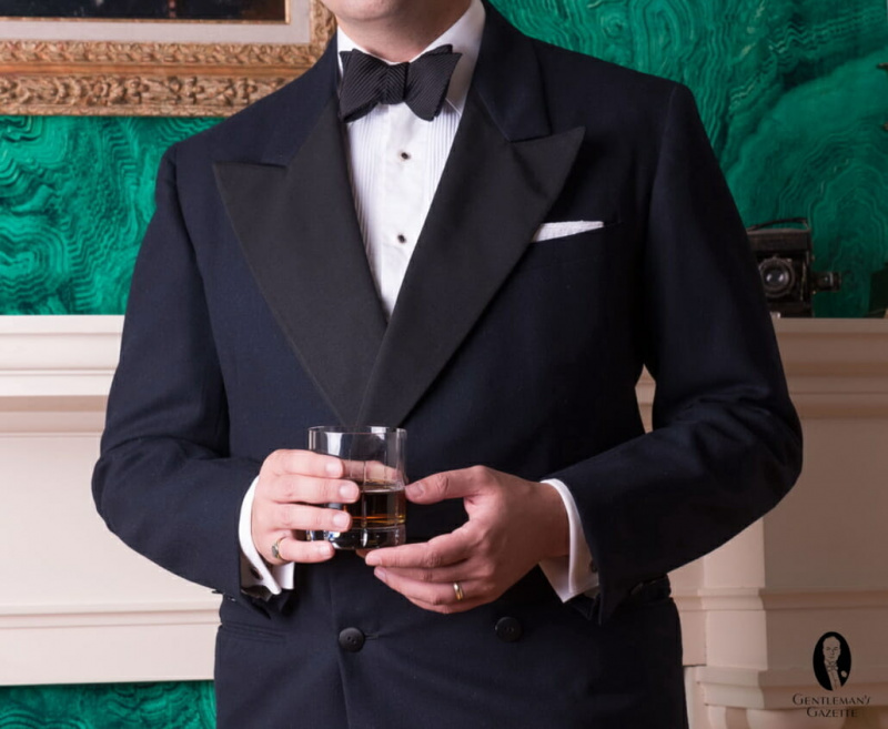 Klasični modni dodaci za crnu kravatu - kopče za košulju, manžete, prsten na ružičastom prstu, džepni kvadrat
