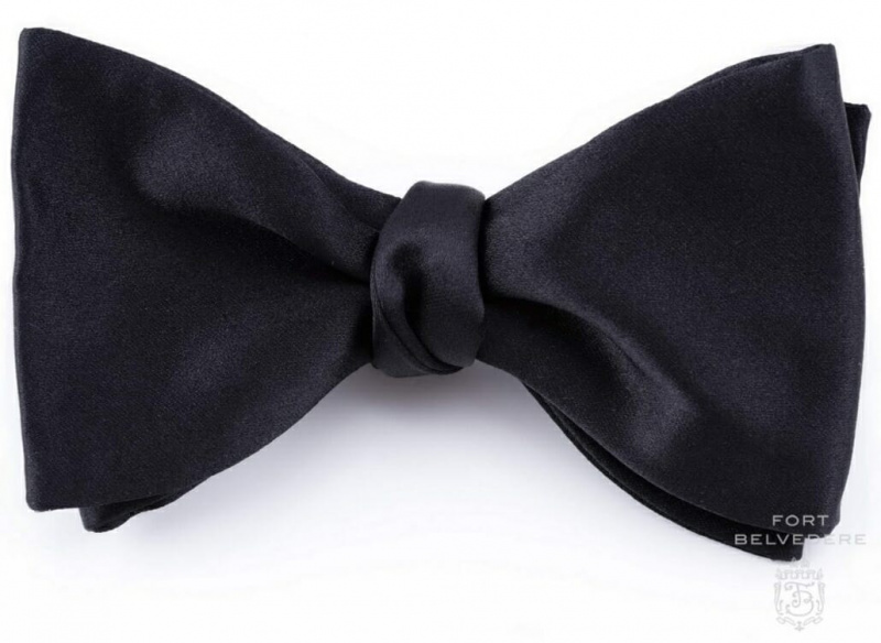 Gravata borboleta preta Self Tie em tamanho fixo feito do melhor cetim de seda italiano por Fort Belvedere