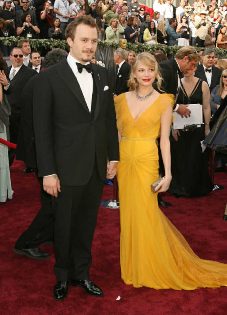 Хит Леџер у класичном шиљатом реверу и смокингу са једним дугметом на додели Оскара 2006.