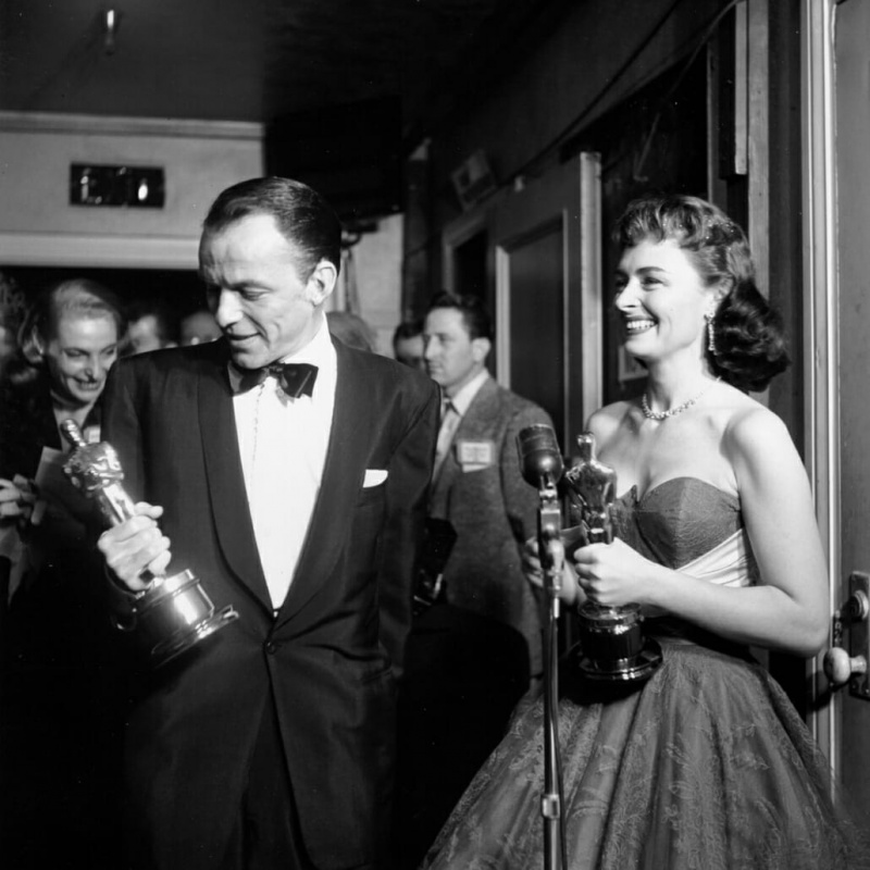 Frank Sinatra em um smoking com gola xale