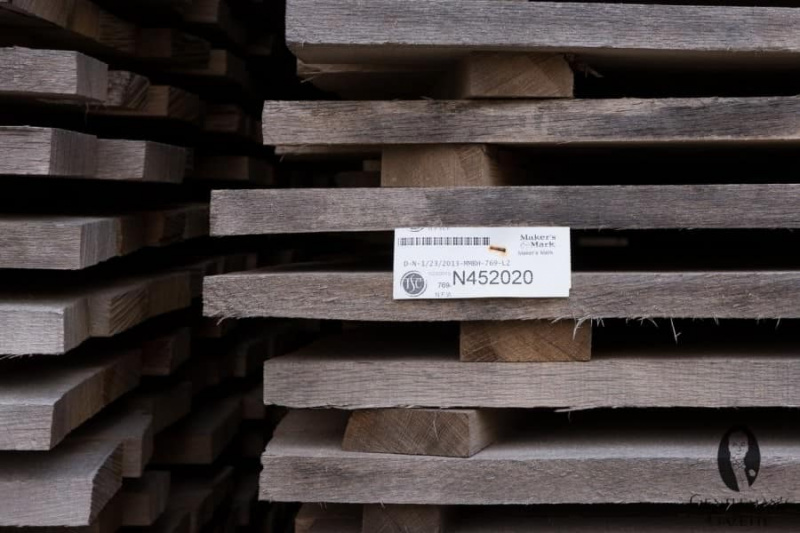 Americký dub je skladován venku po dobu 7 měsíců, aby se rozložily taniny