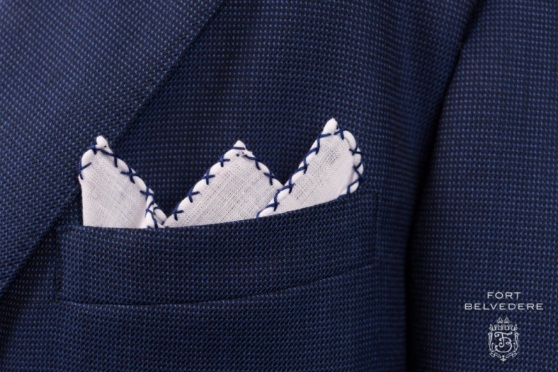 Pochette de costume en lin blanc avec point X roulé à la main bleu marine - Fort Belvedere-4773
