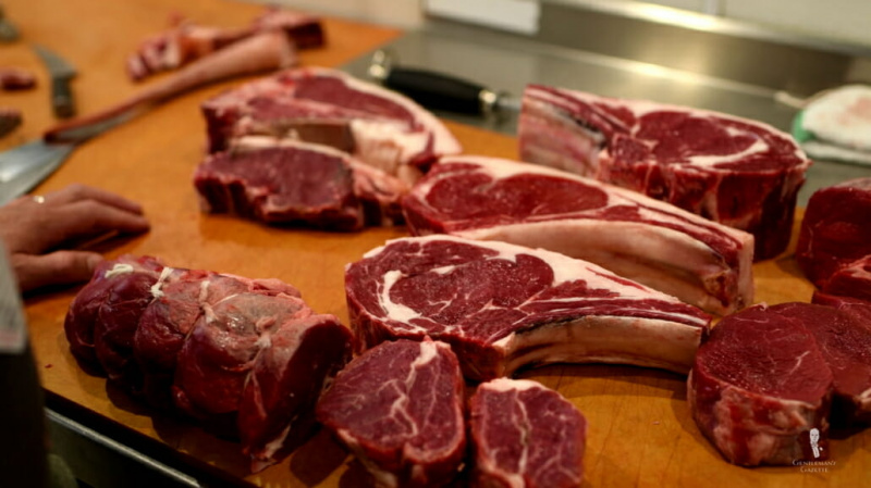 Assortiment de différents types de steak et coupes chez le boucher
