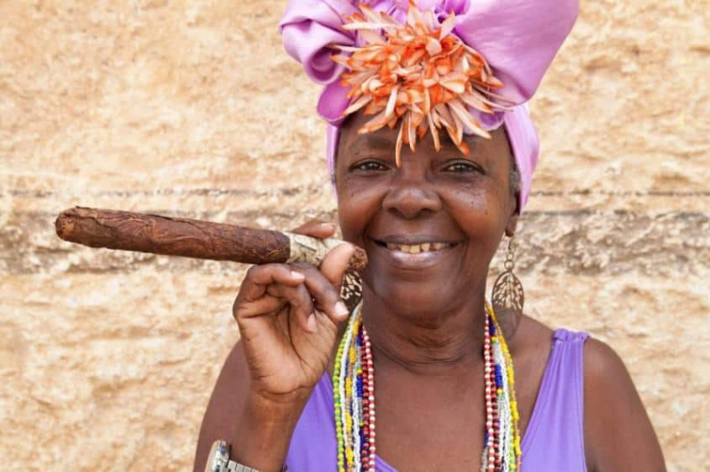Femme typique avec show cigare à Cuba