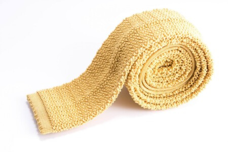 Плетена кравата од чврсте бледо жуте свиле