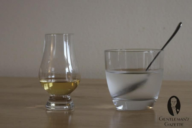 Vaso de whisky, cucharadita y agua helada