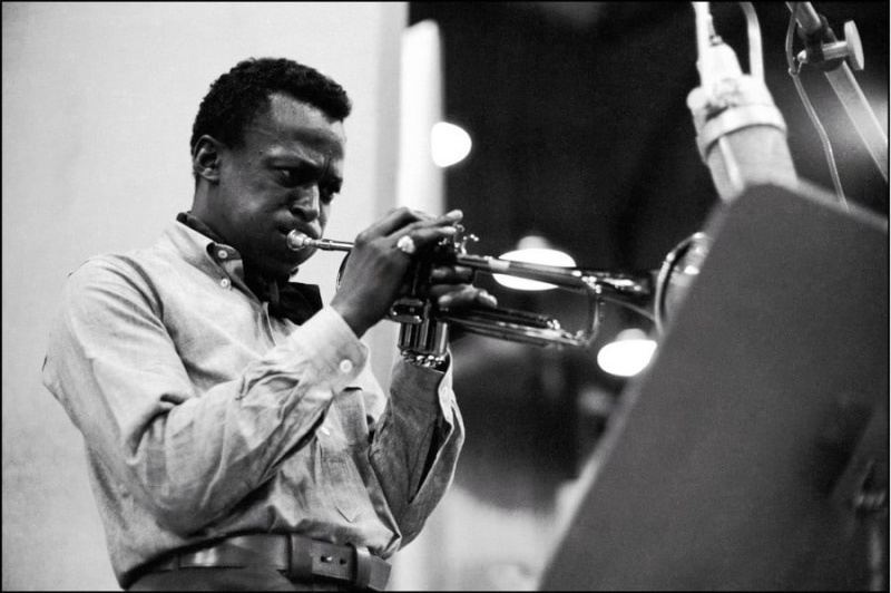 Miles Davis v jednom ze svých typických stisků tlačítek