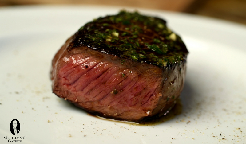 Na pánvi pečený steak ze svíčkové přelitý směsným bylinkovým máslem – zůstaňte naladěni na naše video, jak uvařit steak a vyrobit směs másla