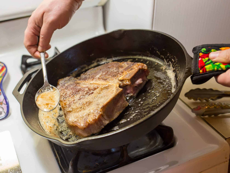 Le badigeonnage de beurre ajoute de la saveur et de la noisette tout en gardant le steak juteux et tendre
