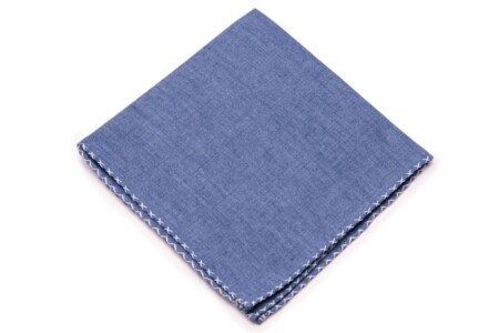 Pochette de costume en lin bicolore bleu ciel avec bords en X bleu pâle roulés à la main