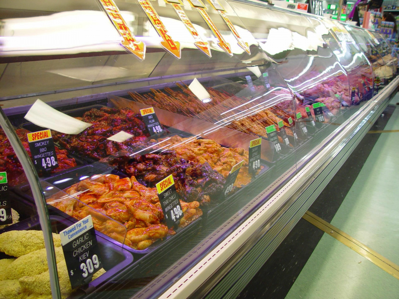 Typický masný pult v obchodě s potravinami.