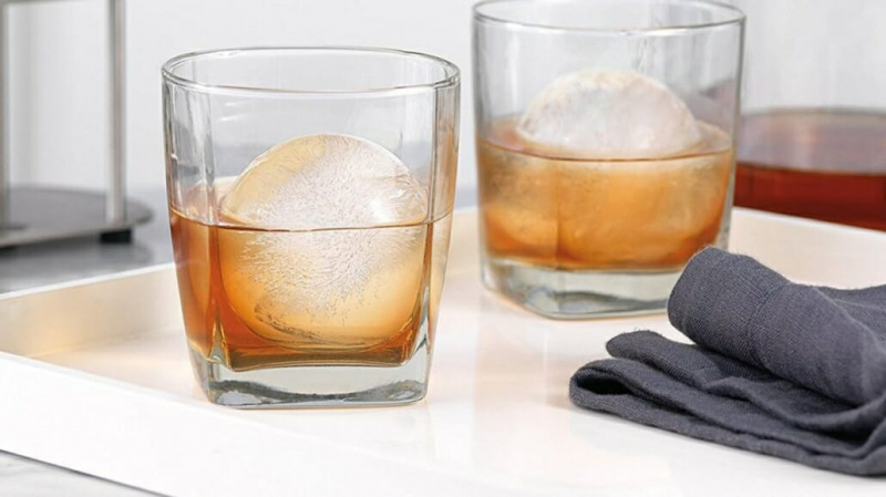 Las bolas de hielo grandes se derretirán más lentamente, lo que le dará tiempo para disfrutar de su trago