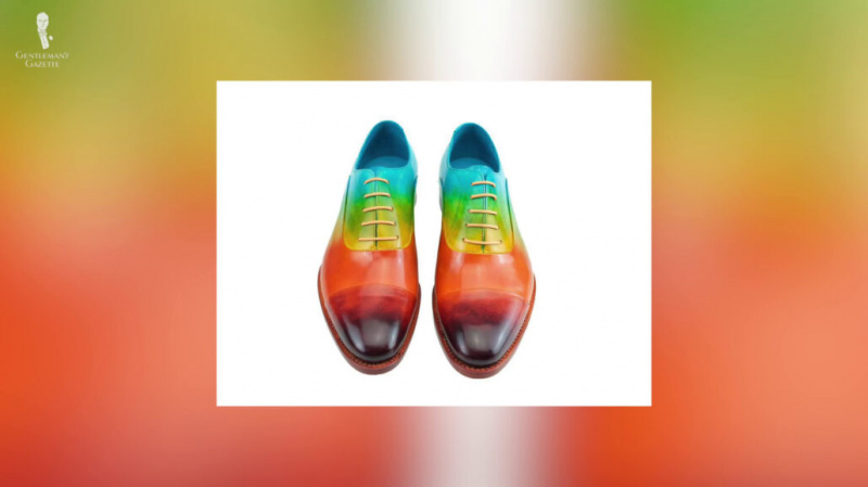 Um sapato de couro com uma pátina de arco-íris.