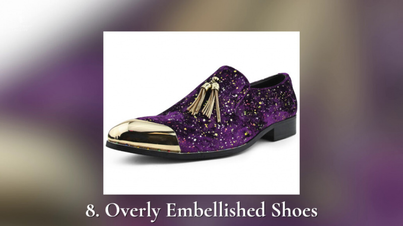 Um sapato violeta com brilhos, borlas de metal e biqueira dourada.
