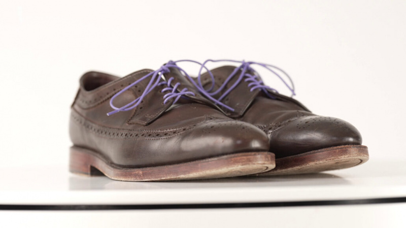 Obuv klasického střihu sází na jemné vylepšení přirozeného profilu chodidla. Tmavě fialové tkaničky do bot kulaté - Voskované bavlněné tkaničky do bot Luxury od Fort Belvedere