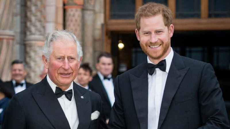 Príncipe Charles e Príncipe Willian em ternos pretos