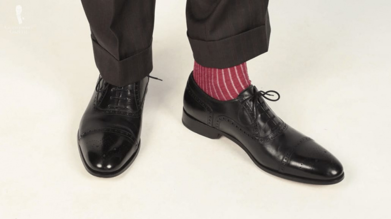 Полу-брогуе црни Оксфорд (на слици: ребрасте чарапе са сенком, бордо и светло сиве из Форт Белведере)