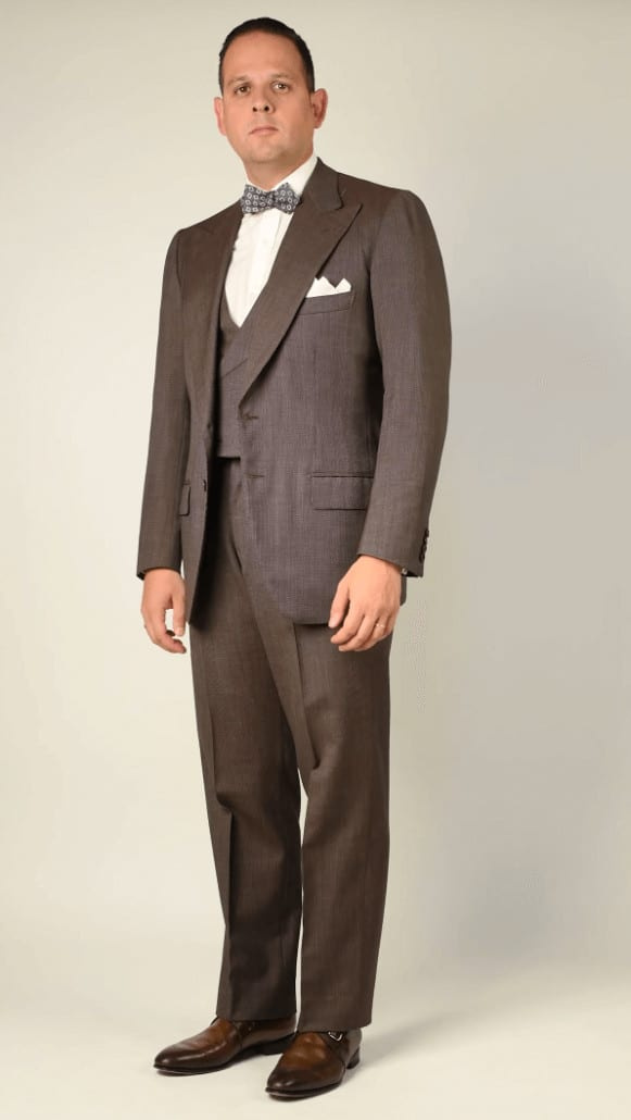 Charcoal Brown Business Suit yhdistettynä patina munkkihihnakenkien kanssa