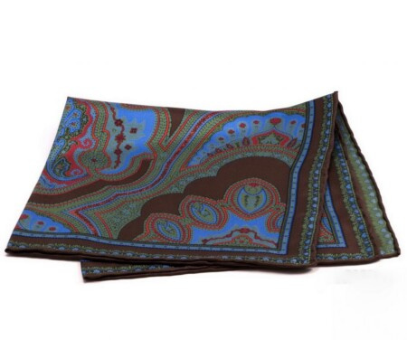 Bolso quadrado de seda marrom com padrão estampado grande azul, verde e vermelho