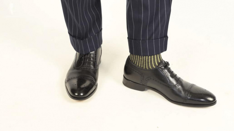 Pruhované námořnické obleky se nejlépe hodí k černým oxfordkám (na obrázku: námořnické a žluté pruhované žebrované ponožky z Fort Belvedere)
