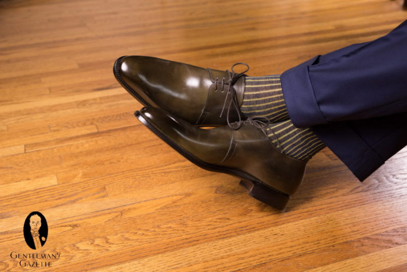 Oliivinvihreät kengät laivastonsinisillä housuilla (kuvassa: Navy and Yellow Shadow Stripe Ribbed Socks from Fort Belvedere)