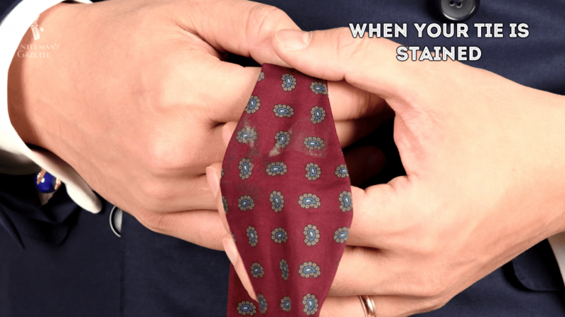 Uma gravata manchada não é uma grande visão