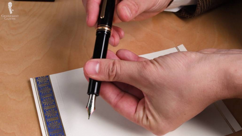 Algumas pessoas colocariam a tampa na parte de trás da caneta para criar um equilíbrio diferente.