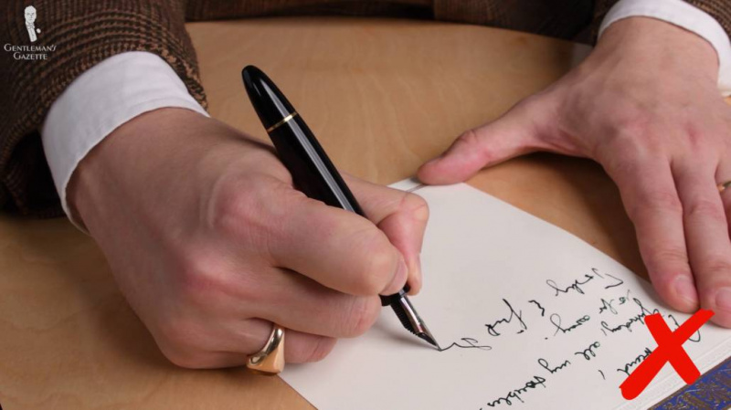 Nesprávně držené plnicí pero. Při psaní plnicím perem mějte pevné ruce; pohyb rukou a prstů při psaní funguje dobře pouze s kuličkovými pery