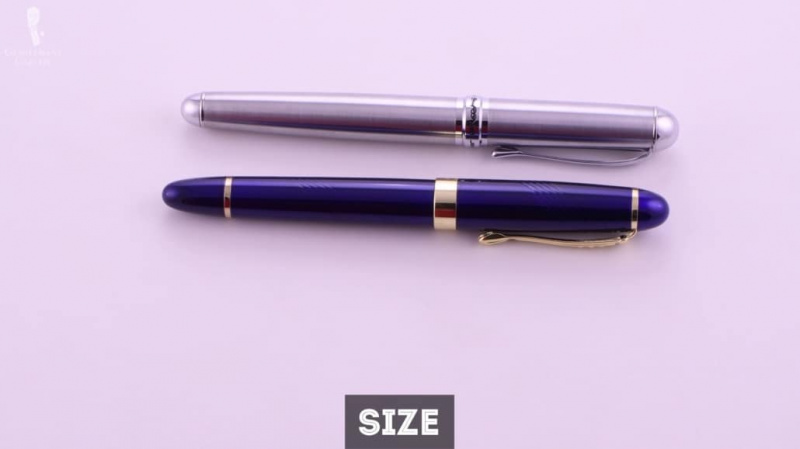 Escolha o tamanho da caneta-tinteiro de acordo com o que melhor se adapta à sua mão. Duas canetas-tinteiro mostradas