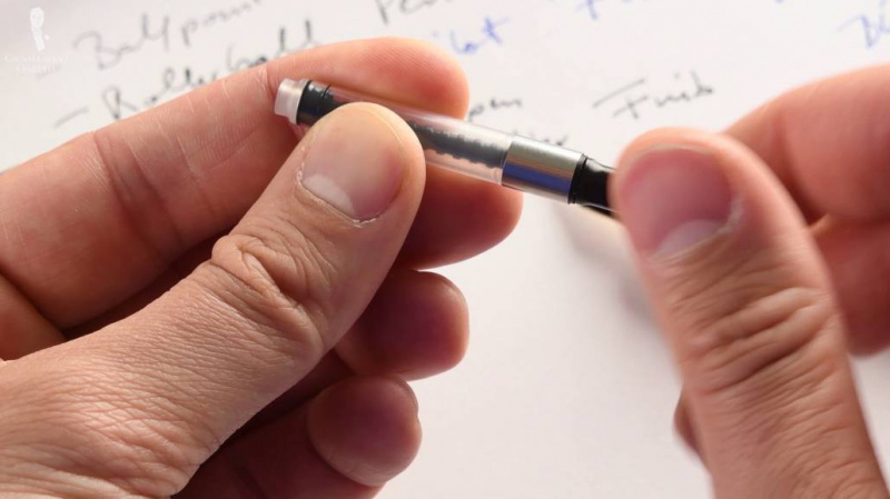Pístový mechanismus pro plnicí pero