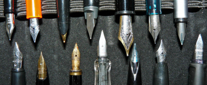 Várias pontas de caneta-tinteiro