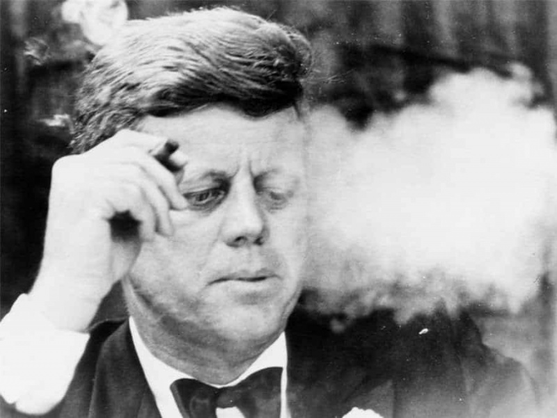 JFK fumando em Black Tie
