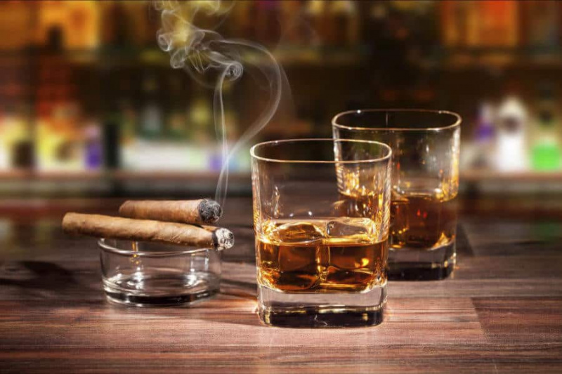 Cigarros y whisky es una de las combinaciones más fáciles de hacer con experiencia limitada.
