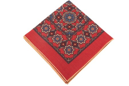 Quadrado de bolso em lã de seda vermelho cardeal com medalhões geométricos impressos em azul, preto com borda de contraste amarelo - Fort Belvedere