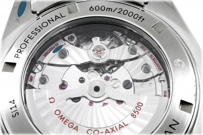 Strojky Omega jsou založeny na strojcích ETA, které se používaly a stále používají v některých hodinkách